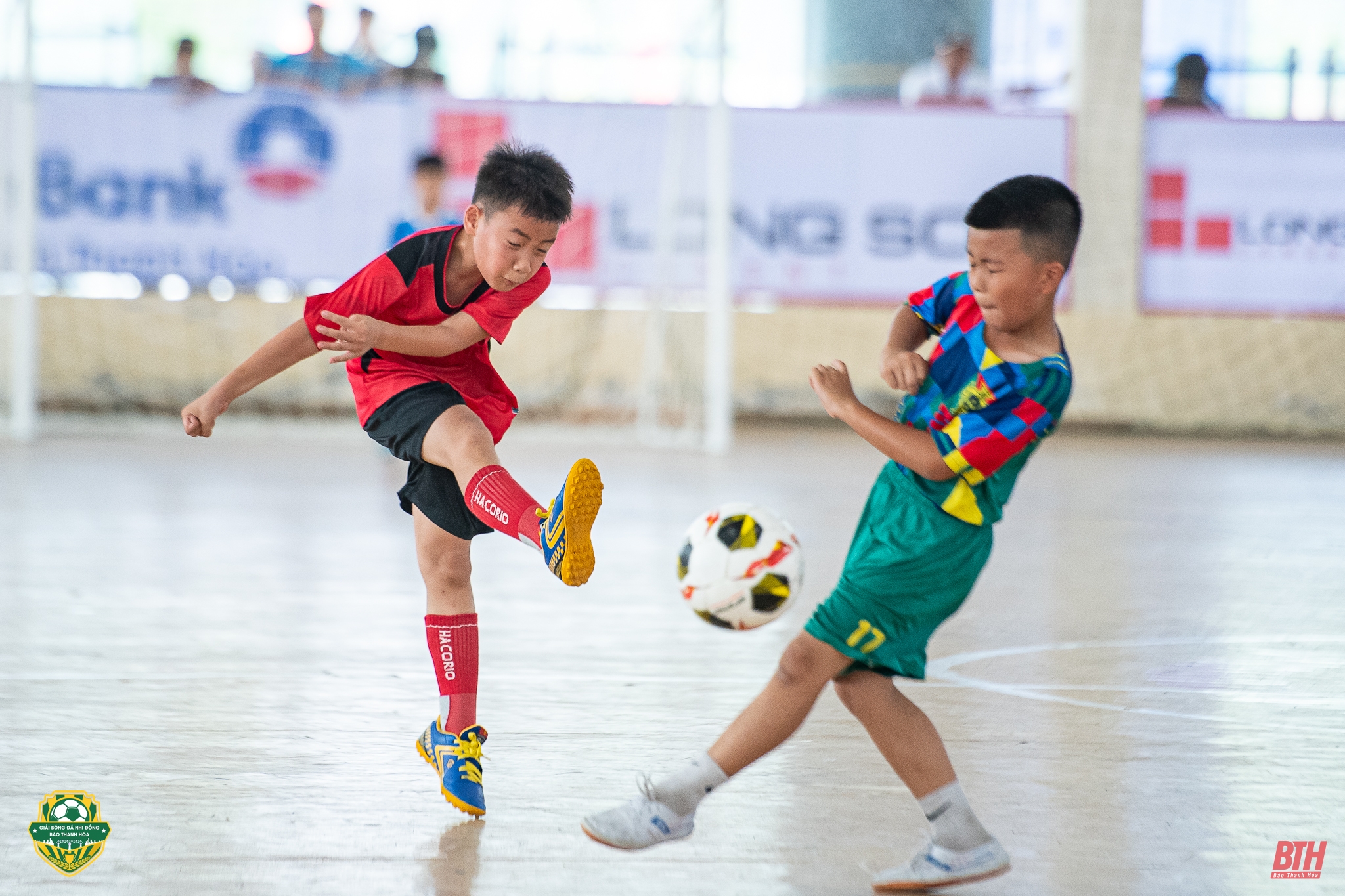 U8 Thiệu Hoá (áo đỏ) áp đảo ngay từ những phút đầu.