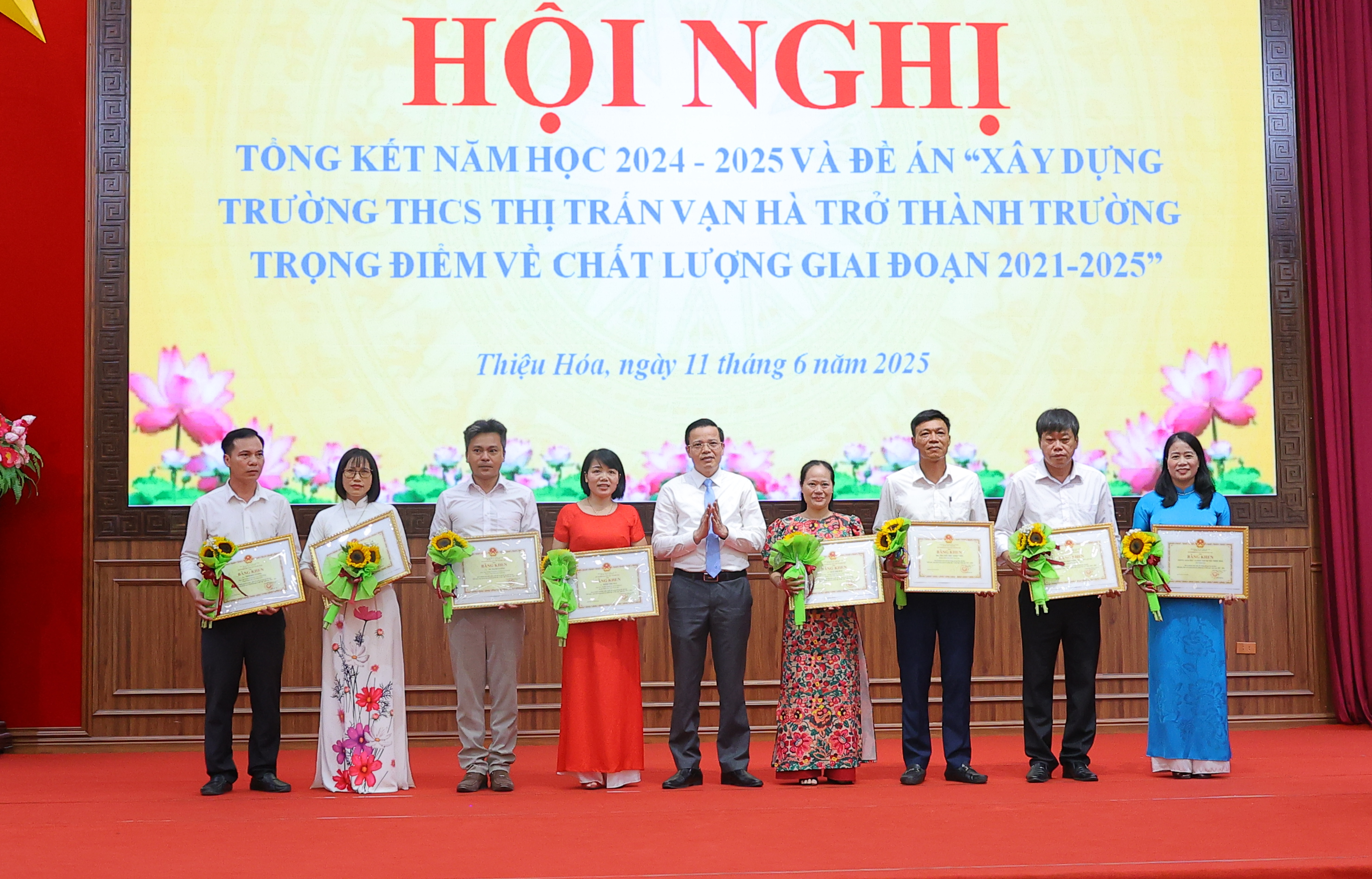 ...trao Bằng khen của Bộ trưởng Bộ Giáo dục và Đào tạo cho các tập thể, cá nhân