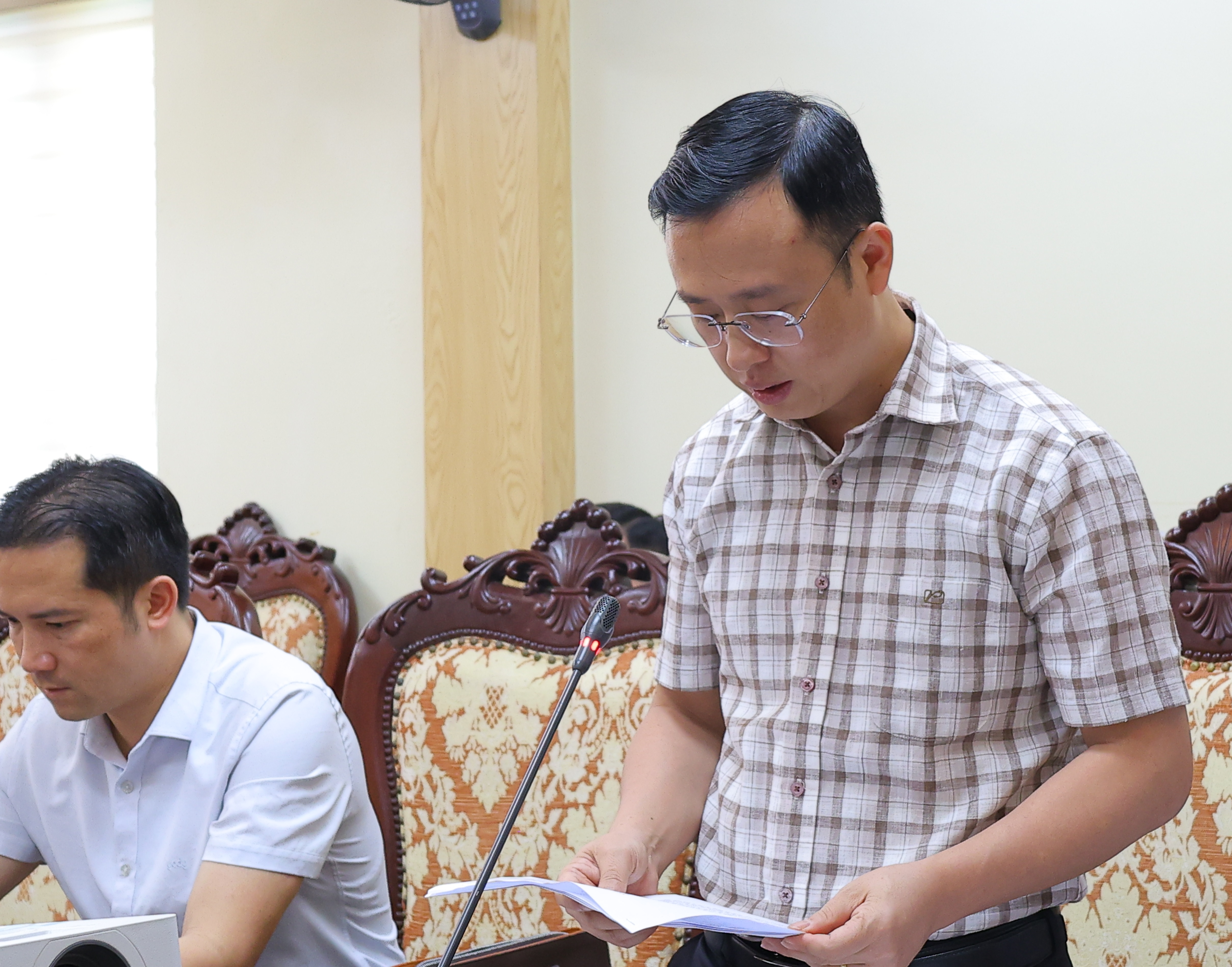 Trưởng phòng Tài chính - Kế hoạch Trịnh Đình Tùng trình bày phương án chuyển tiếp các công trình, dự án công
