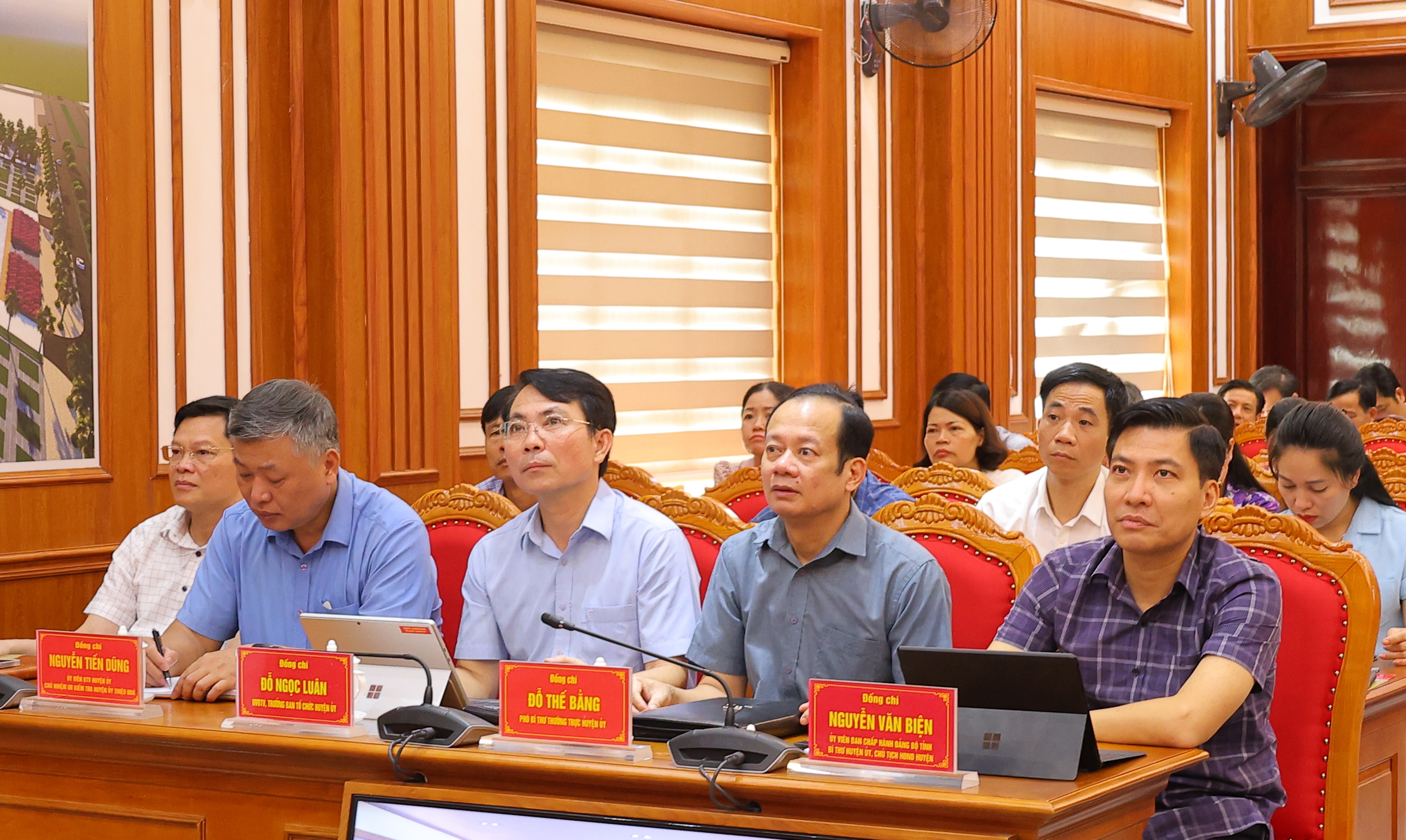 Đại biểu dự tại điểm cầu Huyện ủy